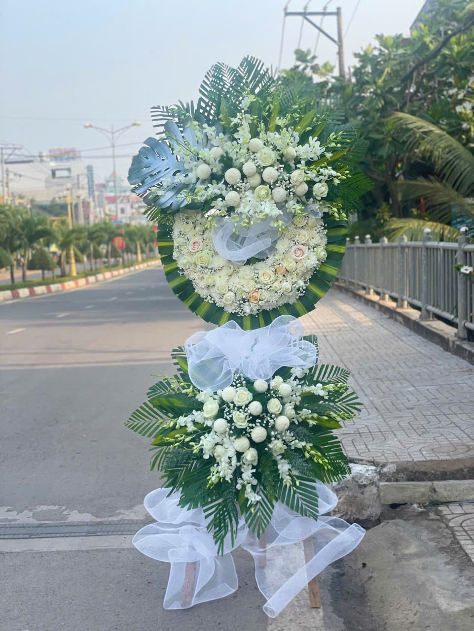 hoa tuoi thanh binh trang bom