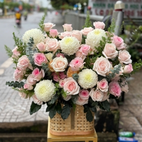 Giỏ hoa hồng tặng để bàn