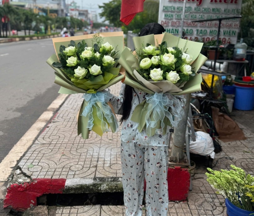 Bó hoa sen tone trắng xanh