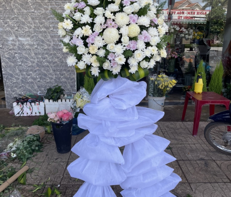 đặt hoa tang trảng bom