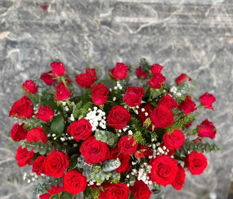 Giỏ Hoa Hồng Đỏ – Biểu Tượng Của Tình Yêu Nồng Nàn