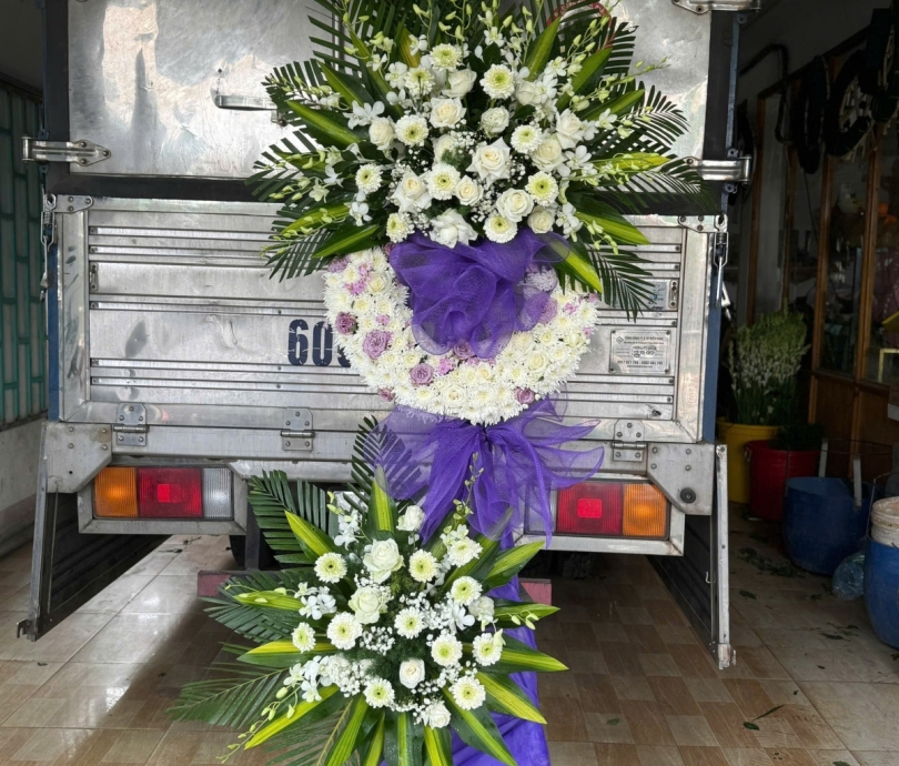 Đặt hoa tang Hiếu Liêm Vĩnh Cửu