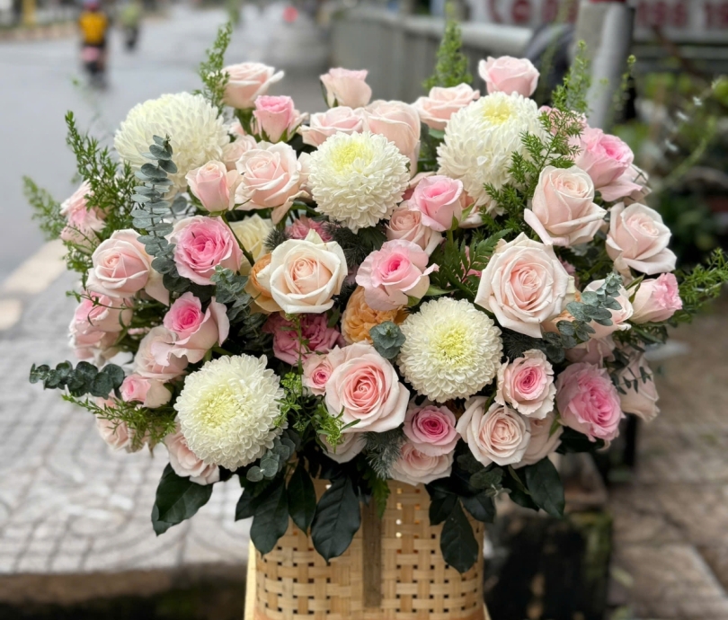 Giỏ hoa hồng tặng để bàn