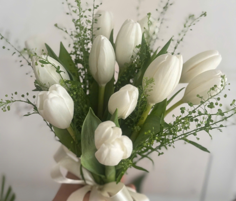 Hoa cưới cầm tay cô dâu Vĩnh Cửu